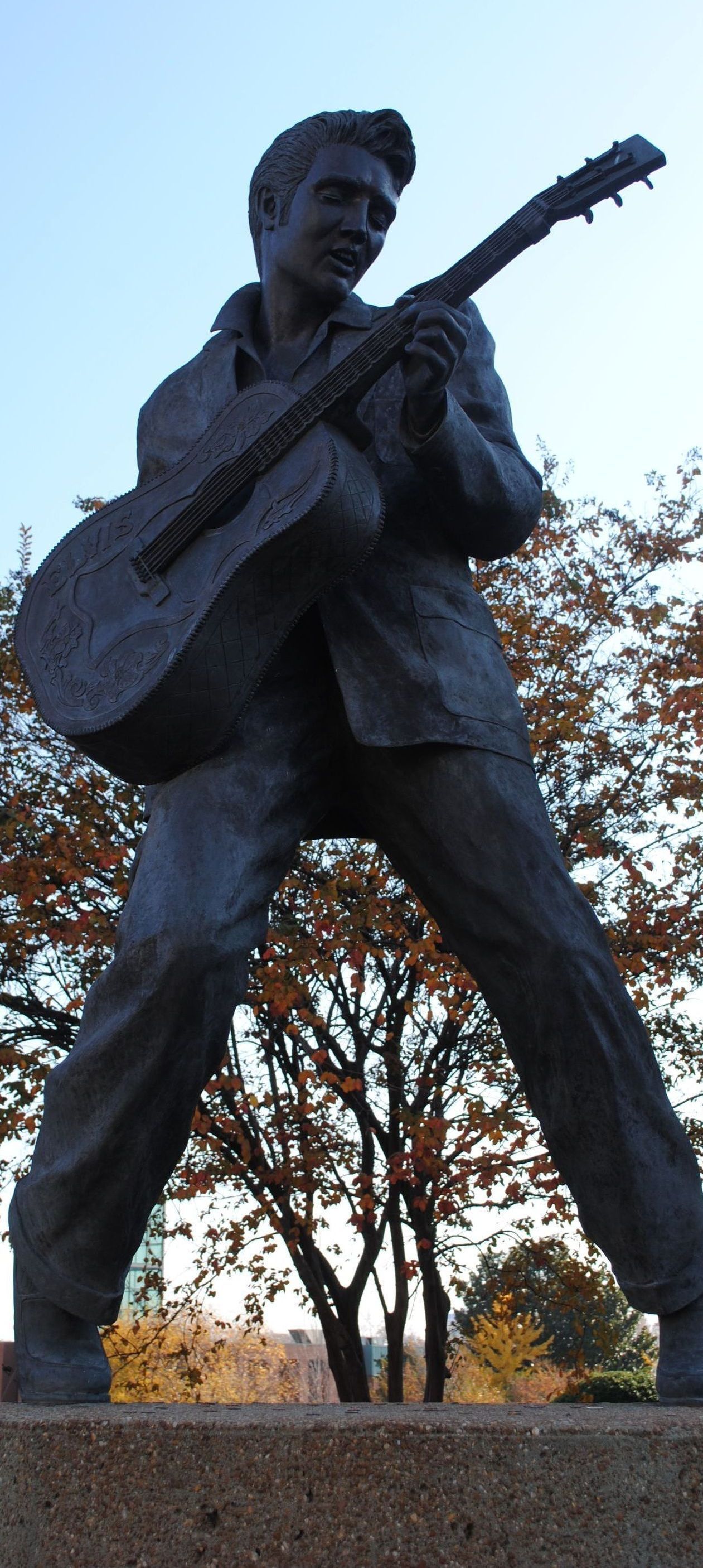 statue of elvis presley