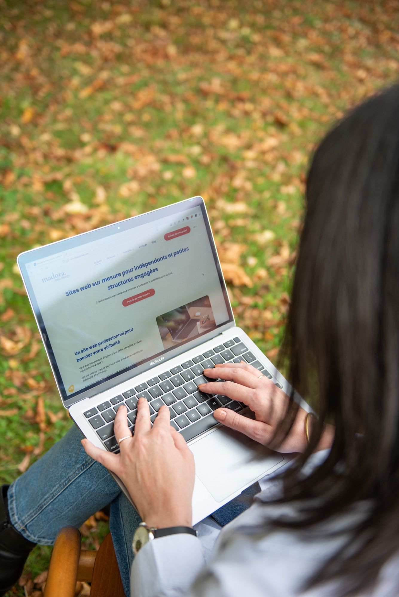 Bureau avec ordinateur Apple, ordinateur portable, clavier, tablette et souris.