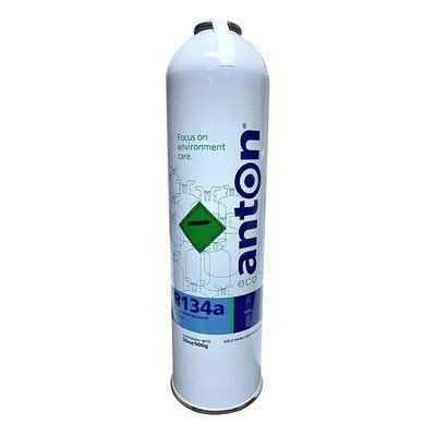Conductos de HVAC grises y rejillas de ventilación blancas en un techo pintado con vigas de acero.