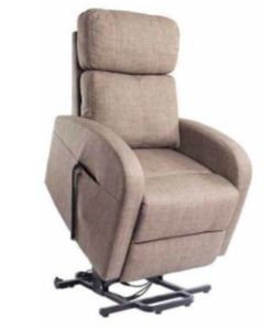 Poltrona reclinabile in tessuto color cuoio, con poggiatesta e braccioli. Base nera.