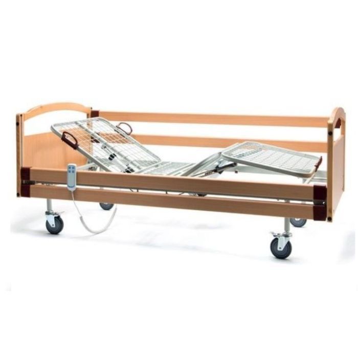 Letto d'ospedale con struttura in legno, sezioni regolabili e telecomando.