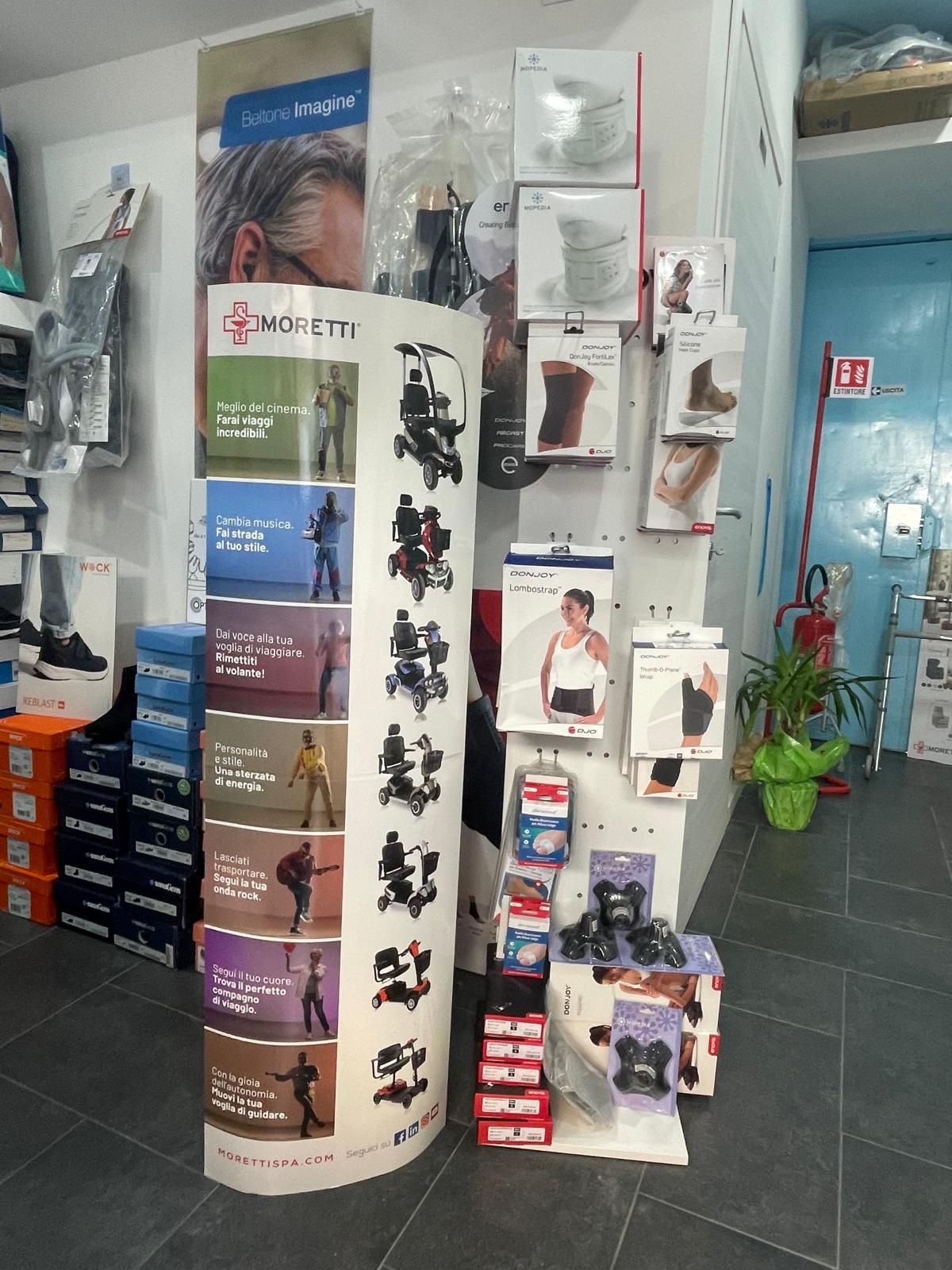 Esposizione di un negozio di forniture mediche con ausili per l'esercizio fisico, tutori e scatole per scarpe.
