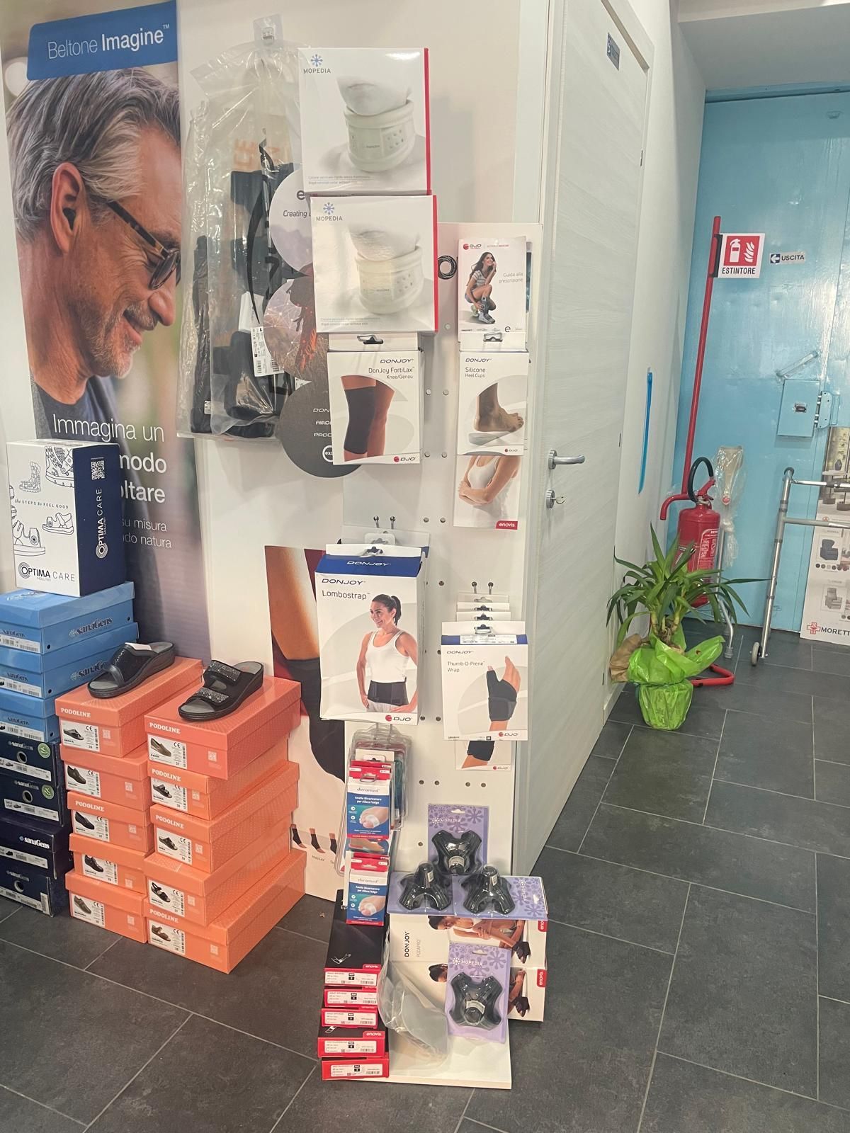 Interno di un negozio che espone prodotti di supporto medico e scarpe per bambini.