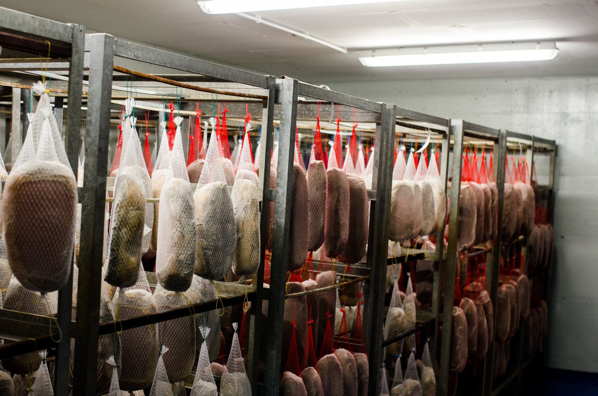 salaison et étals de viandes sur pendoirs