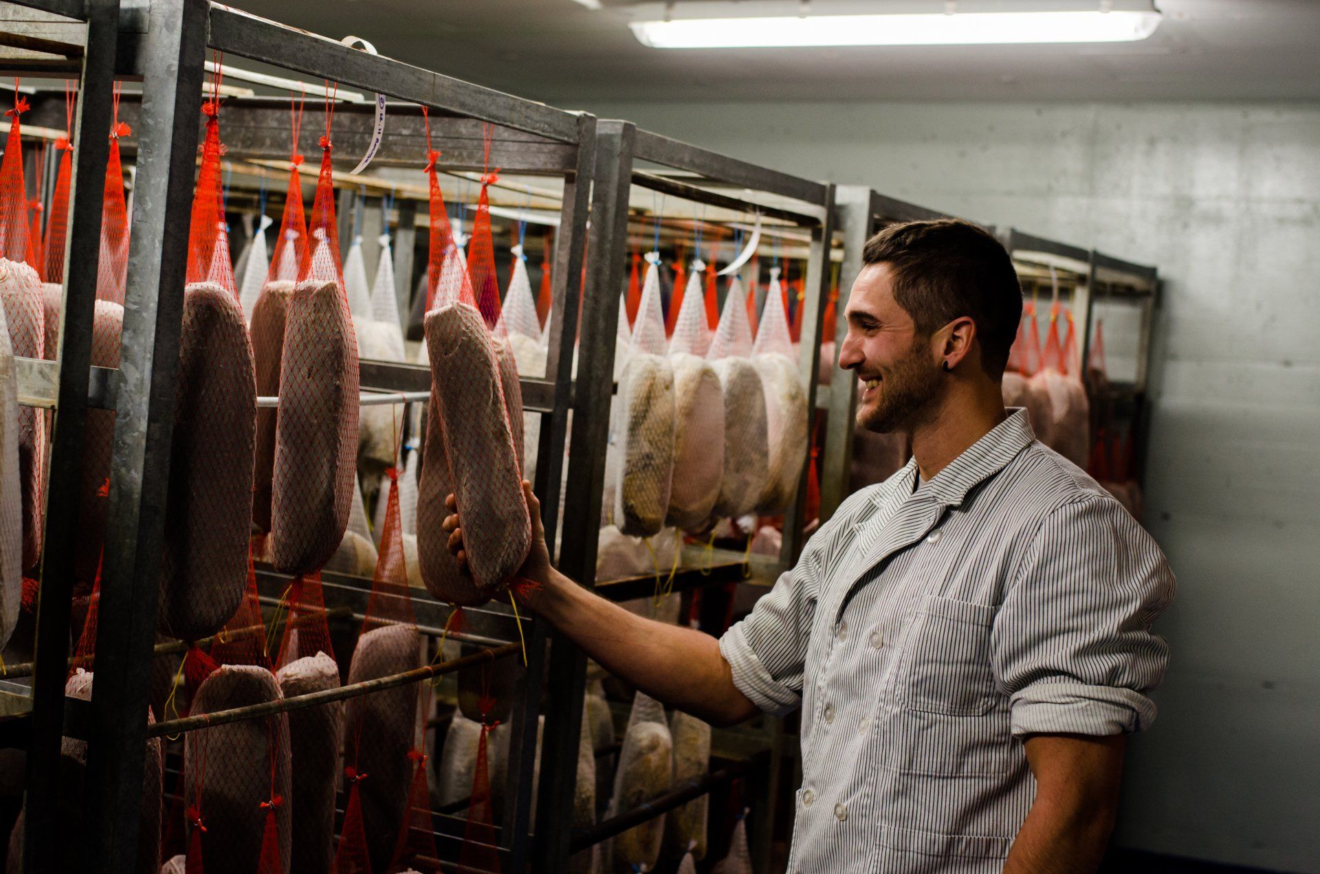 m. chappot tenant une pièce de viande en souriant
