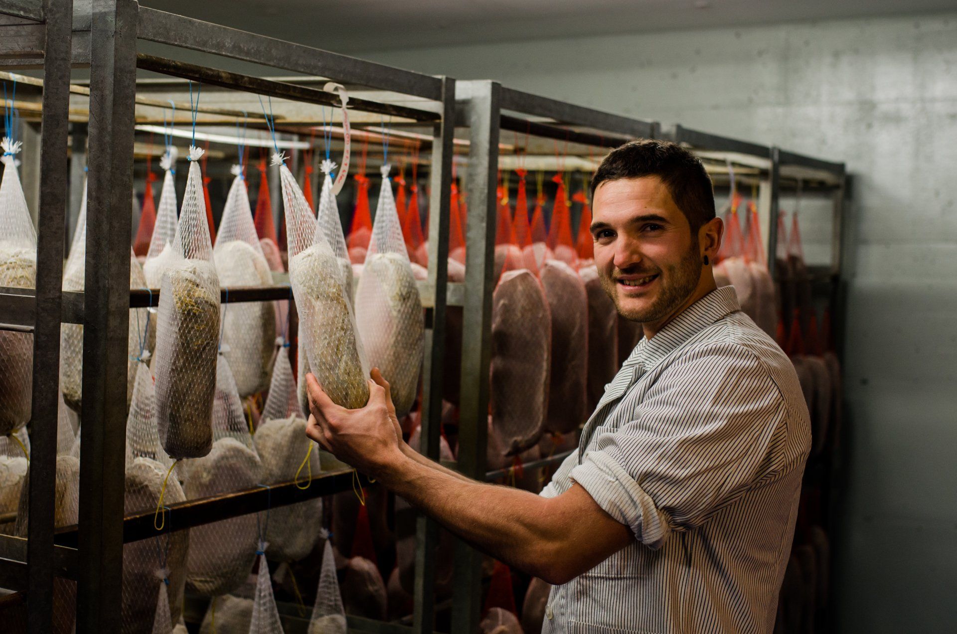 m. chappot tenant une pièce de viande 002