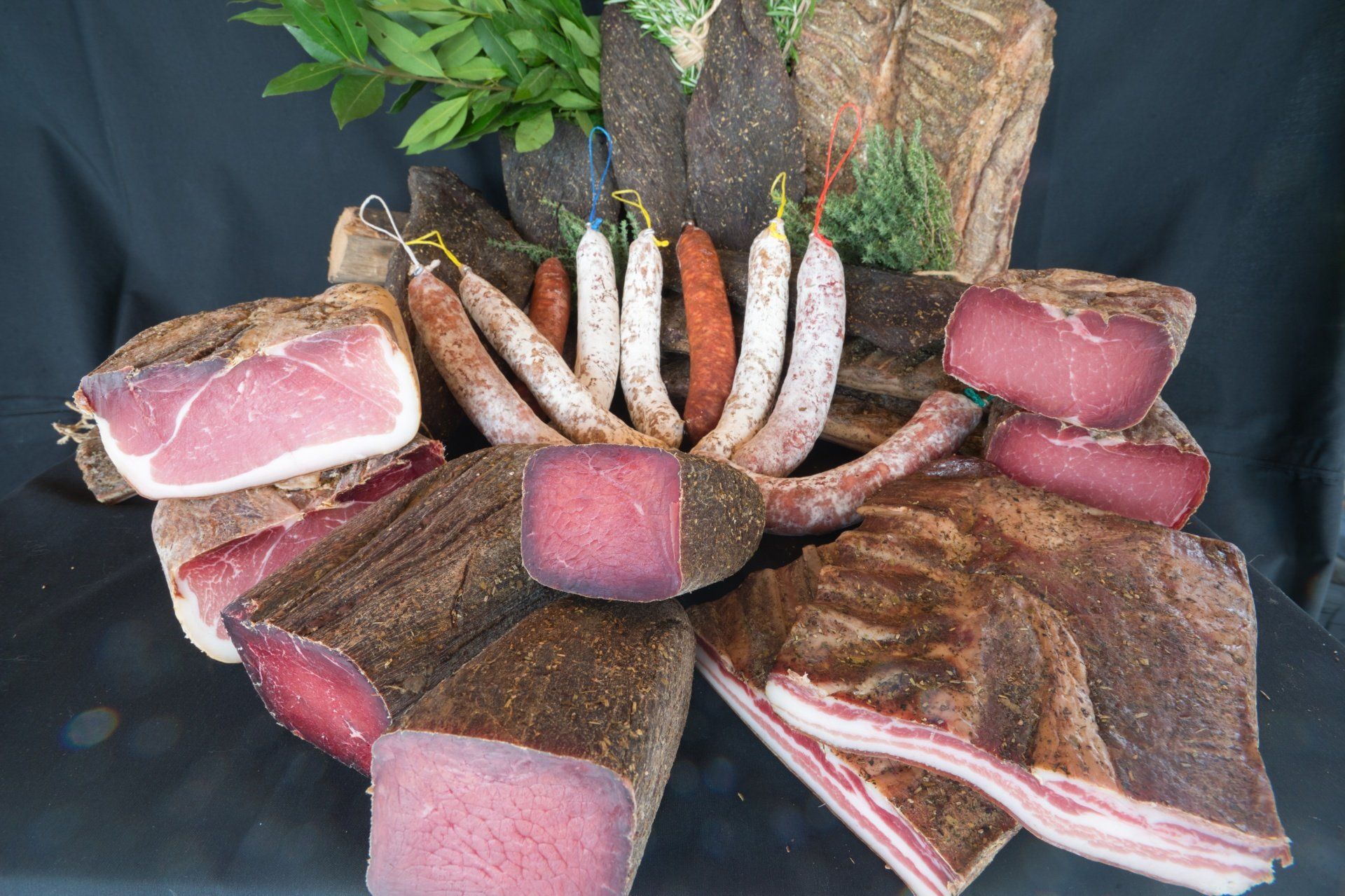 présentation de pièces de charcuterie