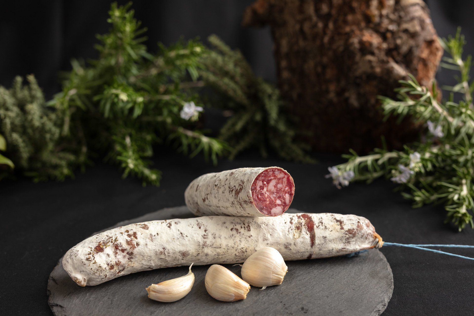 deux saucissons et trois échalottes
