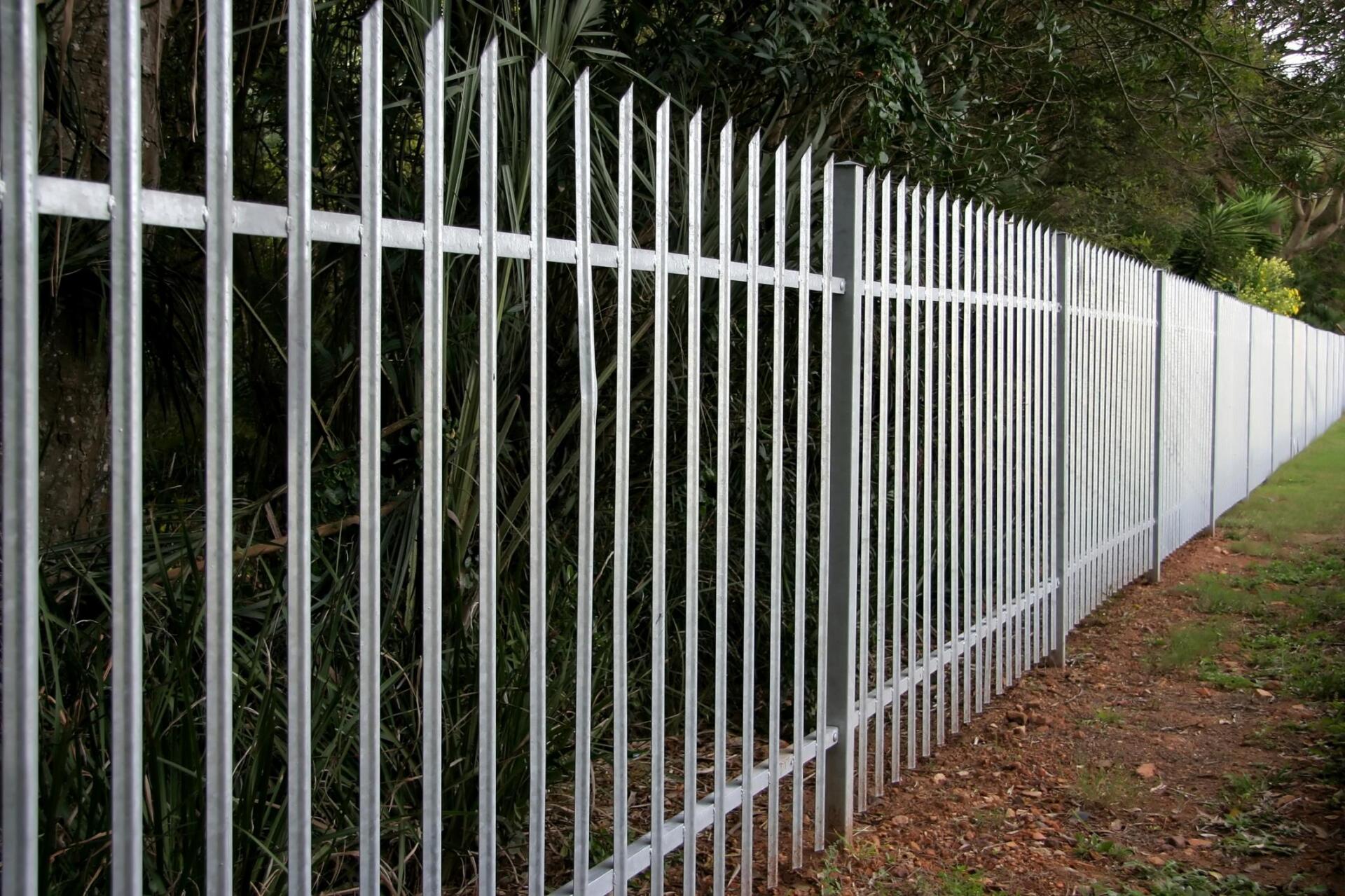 a spike aluminum fence