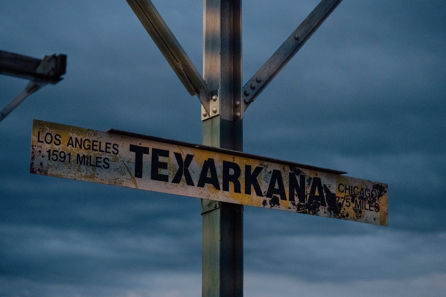 od sign of texarkana with milage to los angeles posted on one end