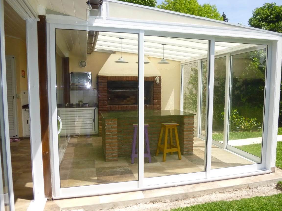 Un patio con puertas corredizas de vidrio que conducen a una cocina.