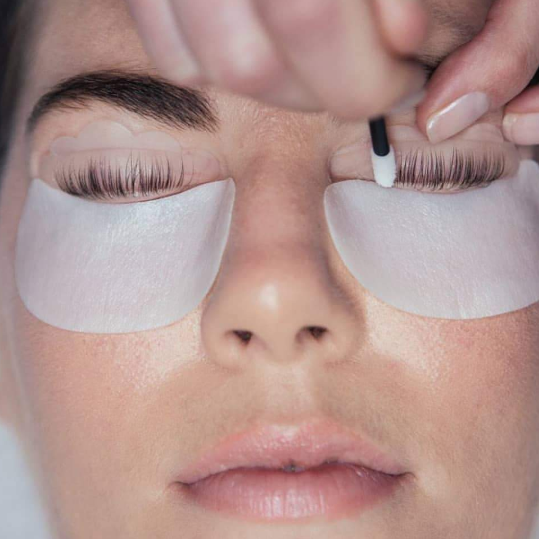 Applying Lash Lift Solution