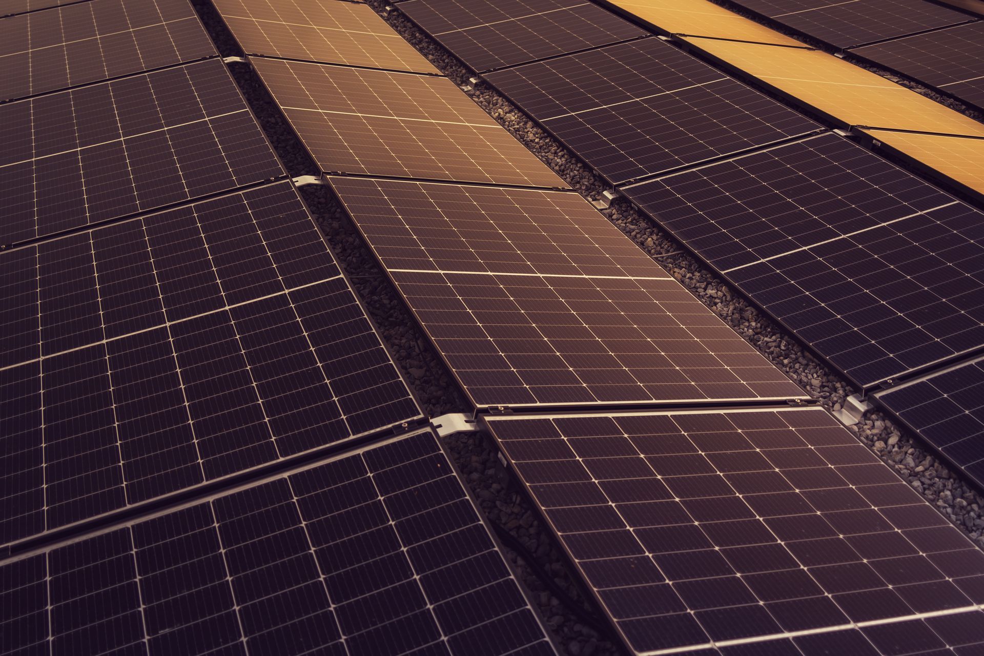 a bunch of solar panels are lined up on a roof