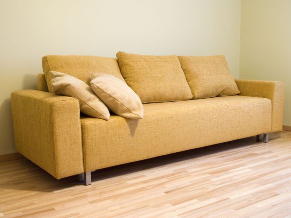 pavimento in parquet coordinato con divano