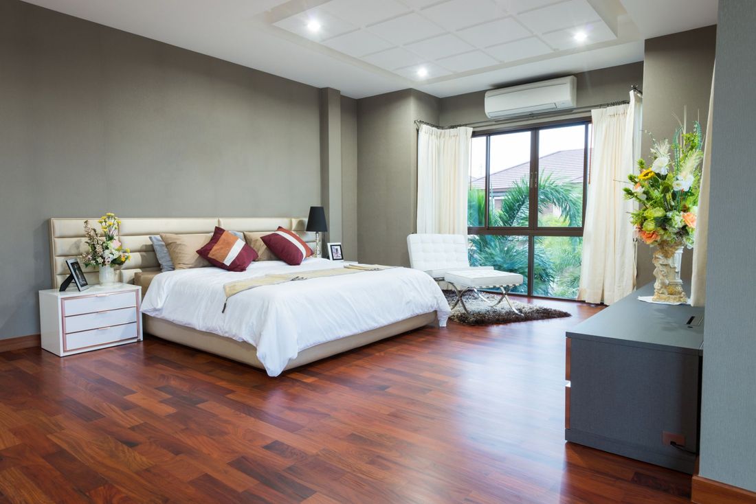 camera da letto con pavimento in parquet