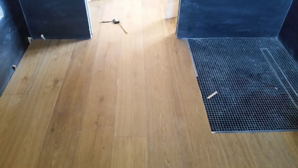 soggiorno con pavimento in parquet