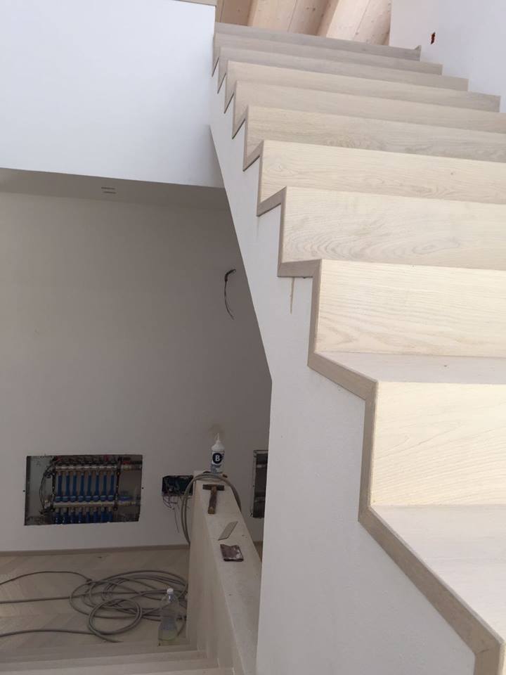 scale con finiture in legno