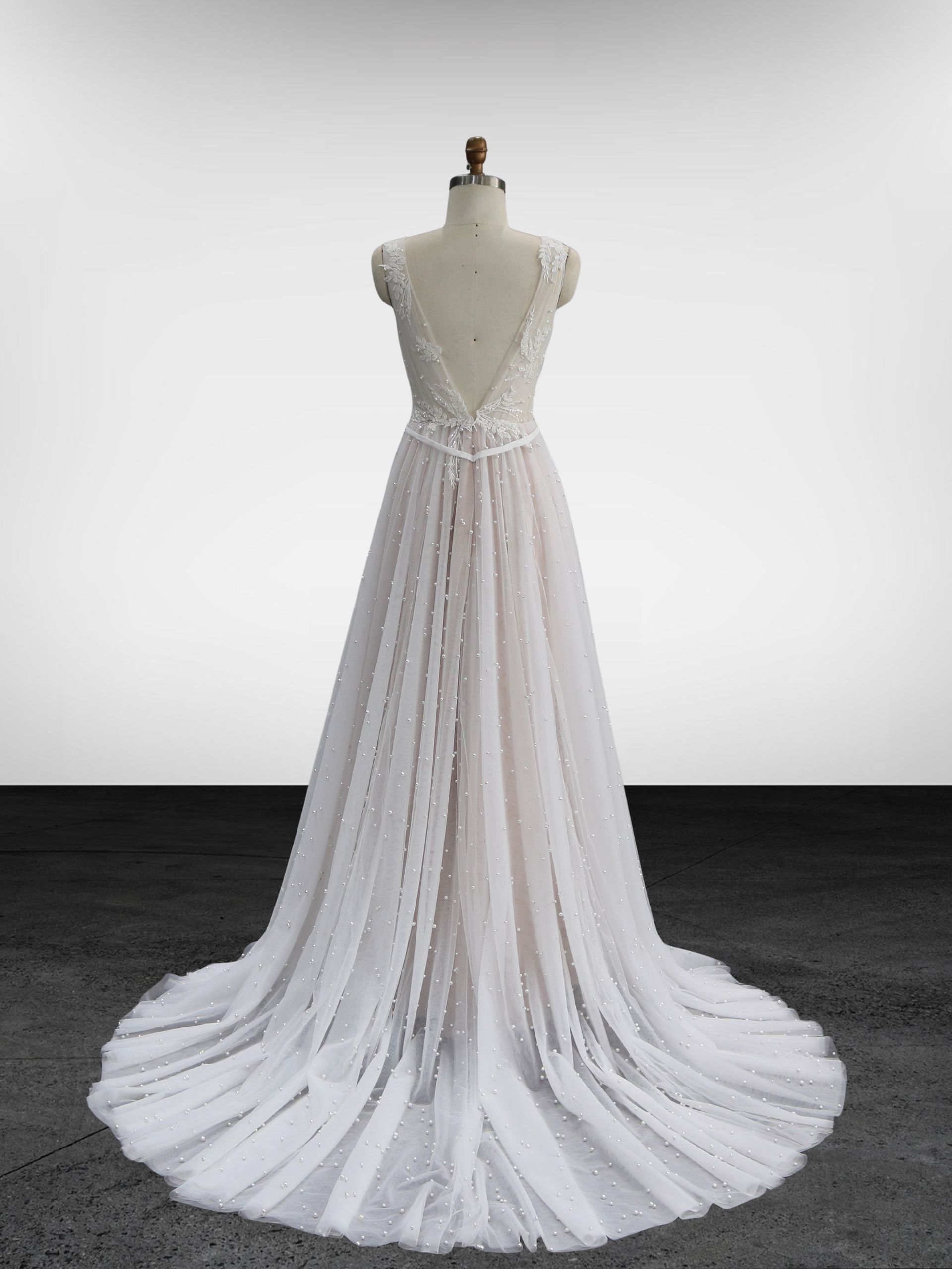 Une robe de mariée blanche est sur un mannequin.
