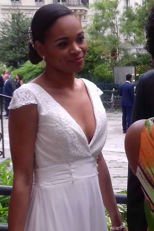 Une femme en robe blanche avec un décolleté plongeant