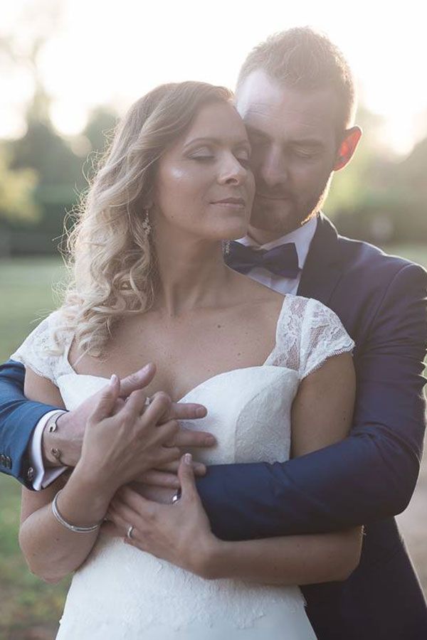 Une mariée et un marié s'embrassent le jour de leur mariage.