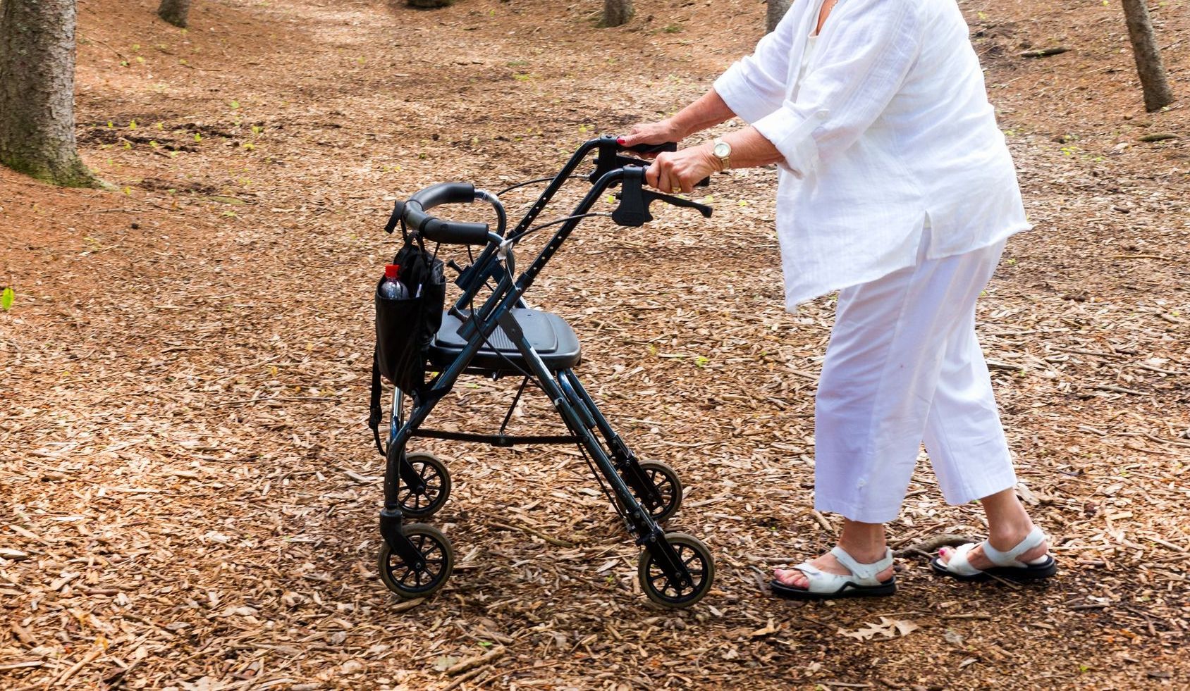 mano che stringe una stampella