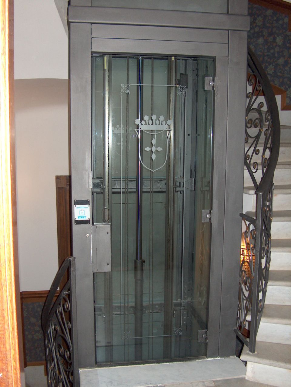 montaggio ascensori e montacarichi per interni ed esterni