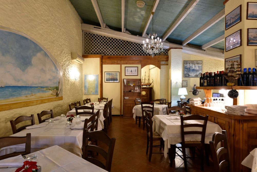 ristorante con tetto a spiovente e arredi rustici