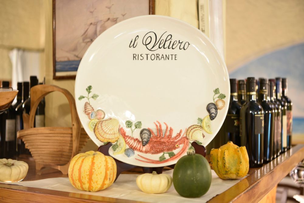 piatto con frutti di mare e logo di ristorante