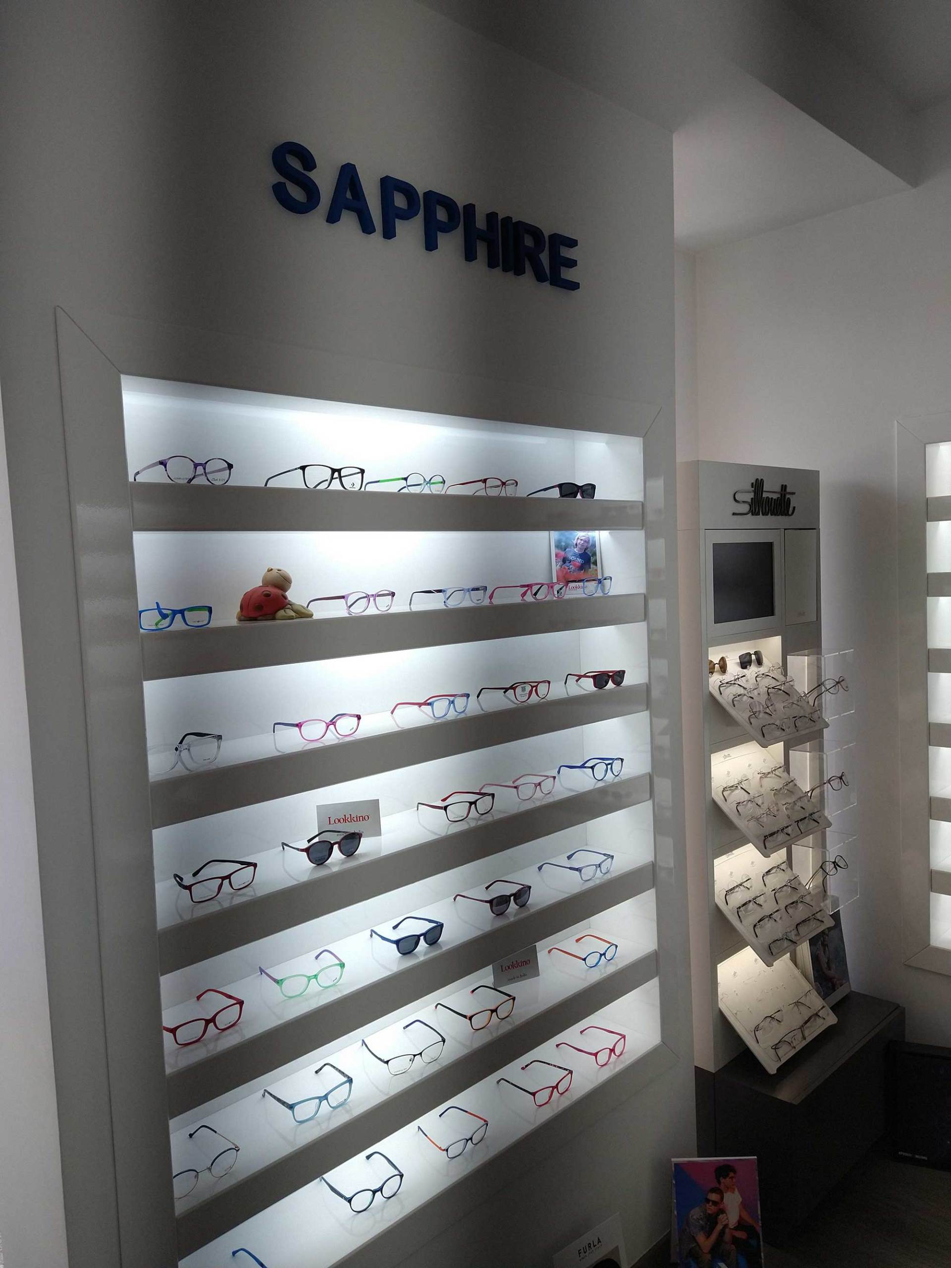 scaffale con occhiali sapphire