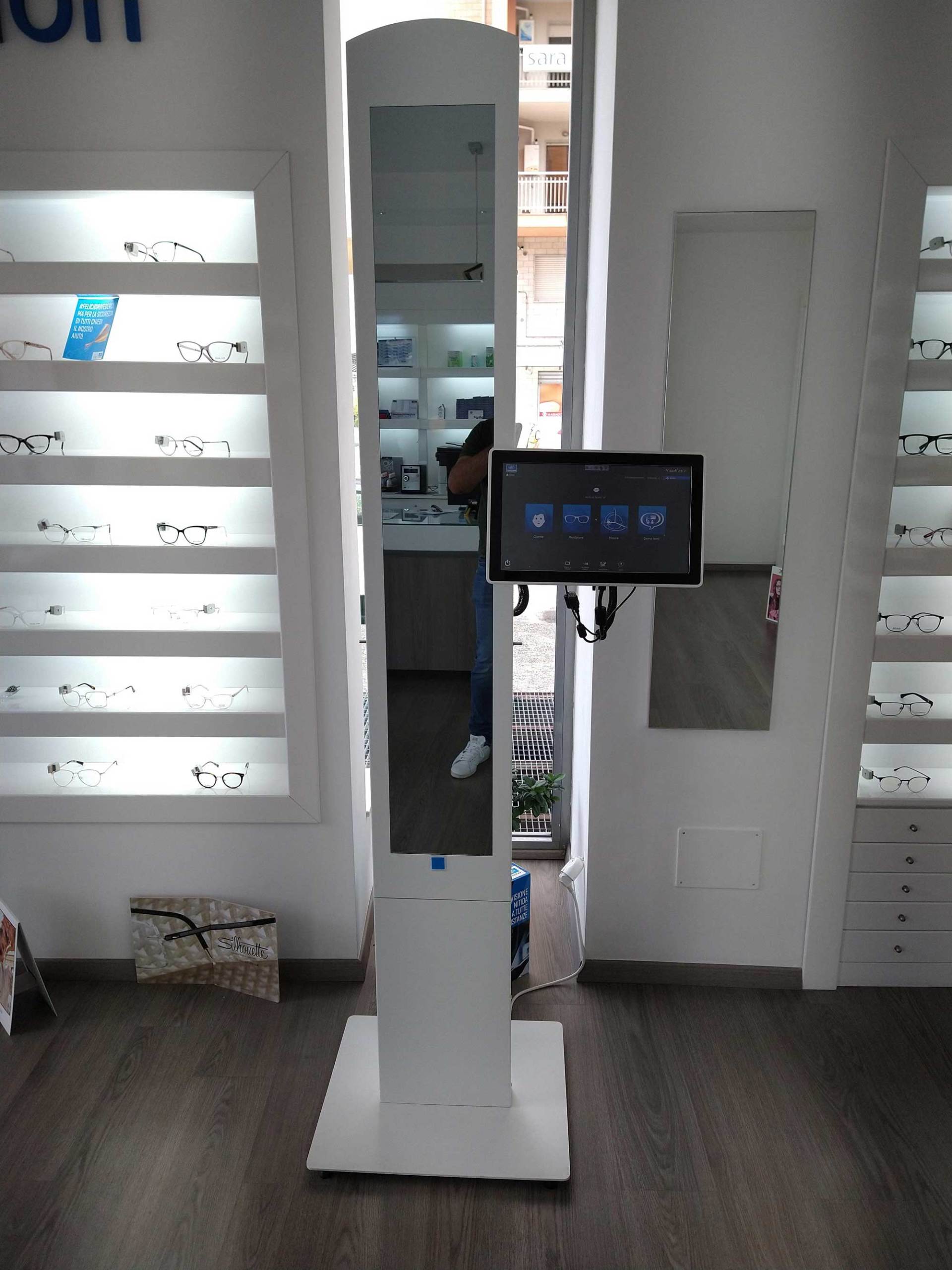 scaffale con occhiali