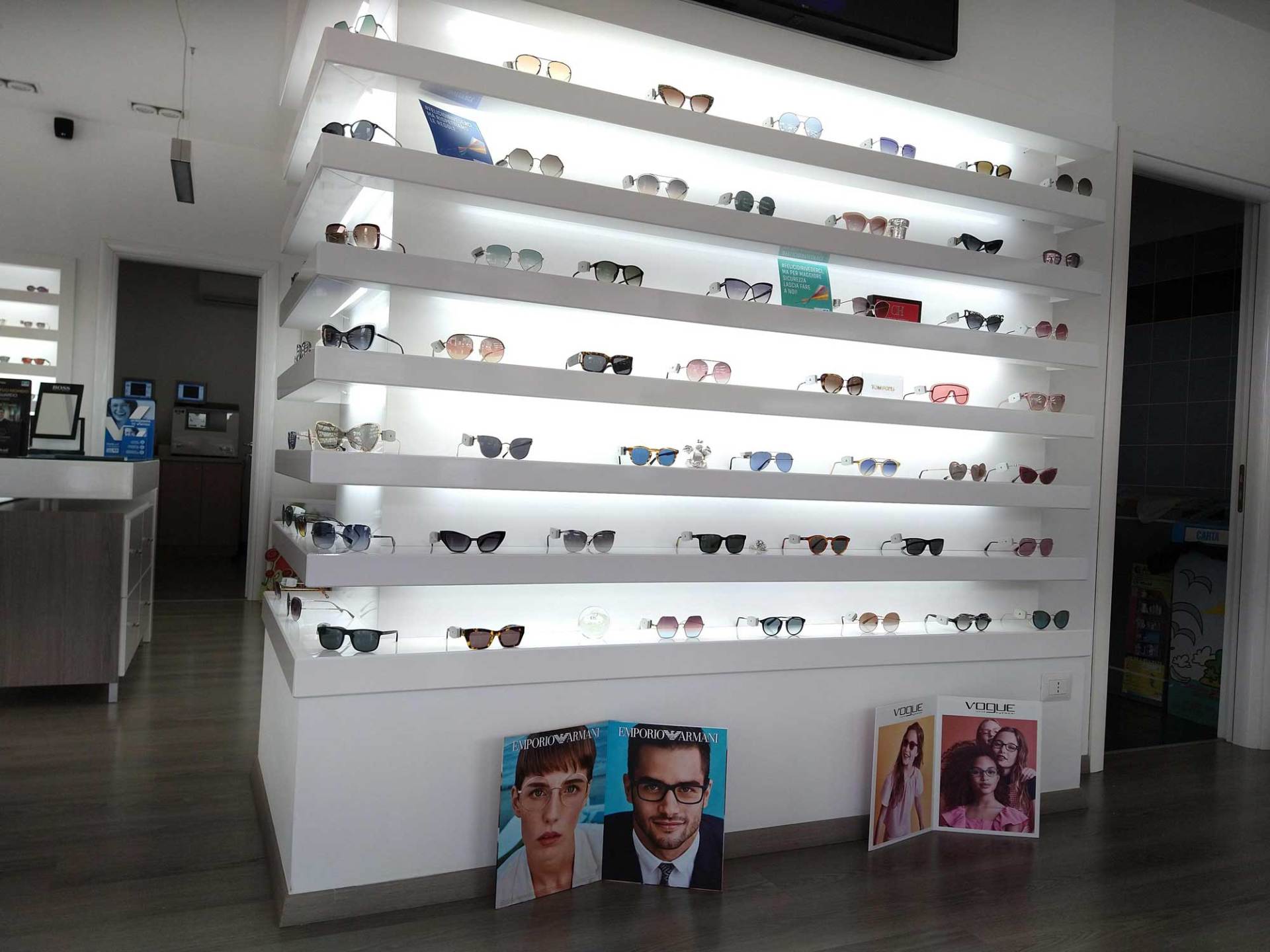 scaffale con occhiali  da sole