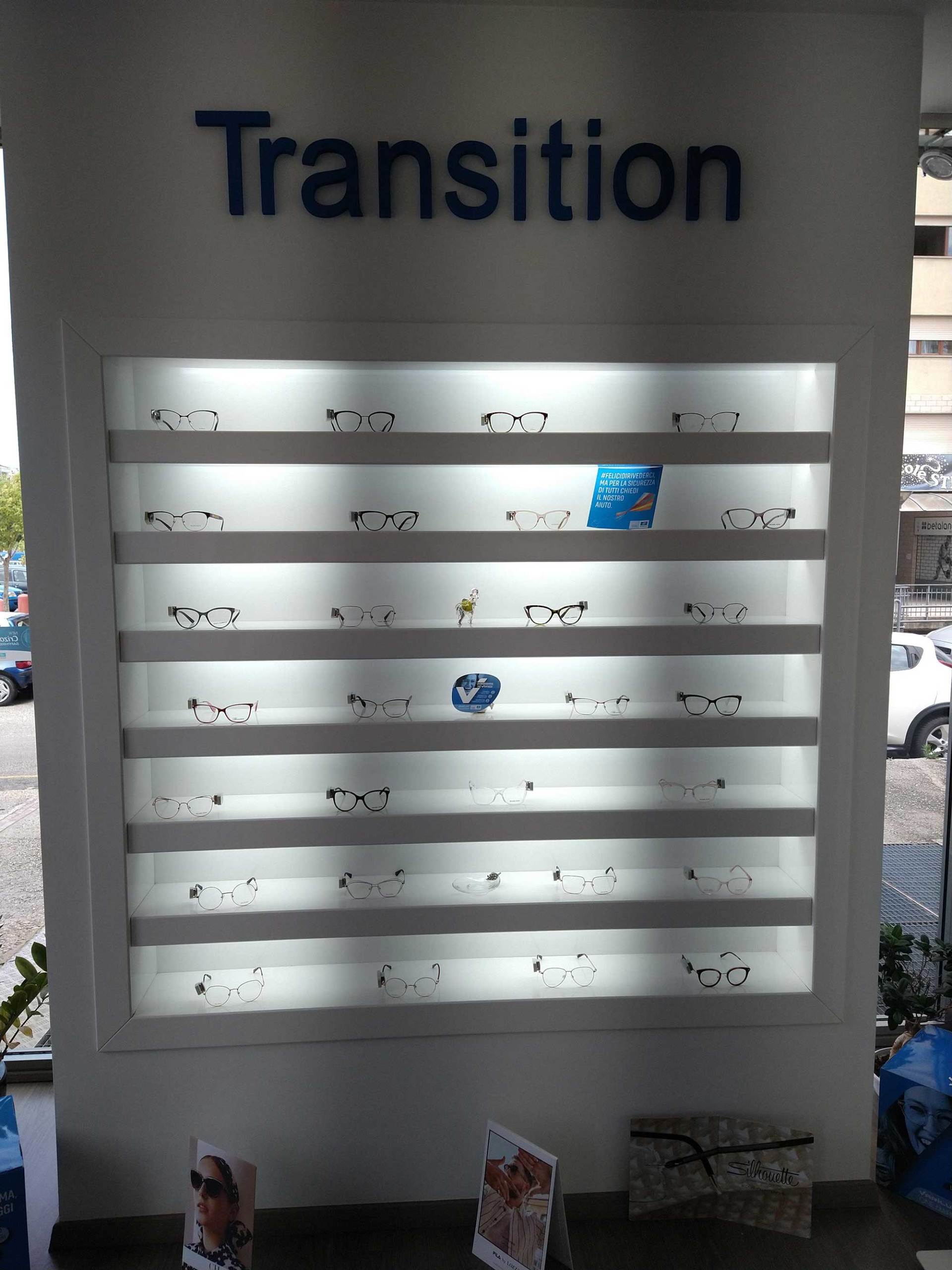 scaffale con occhiali transition