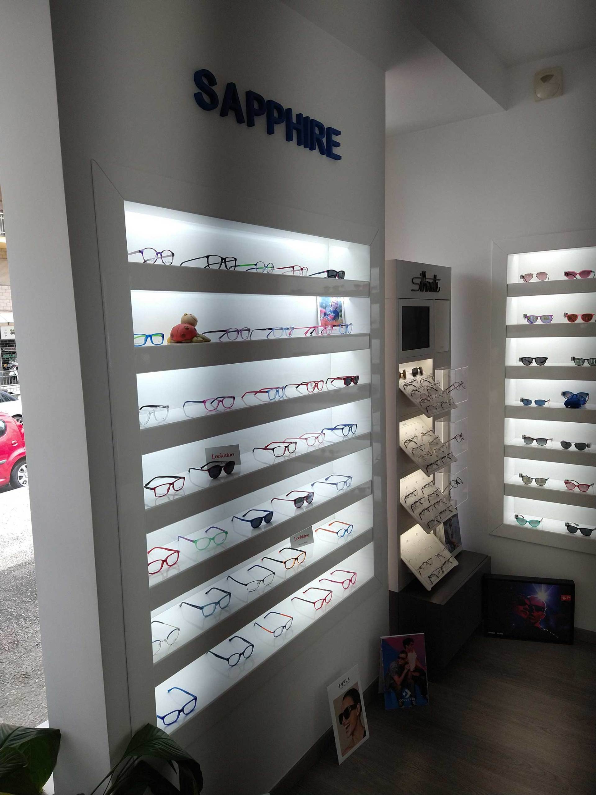 scaffale con occhiali da vista