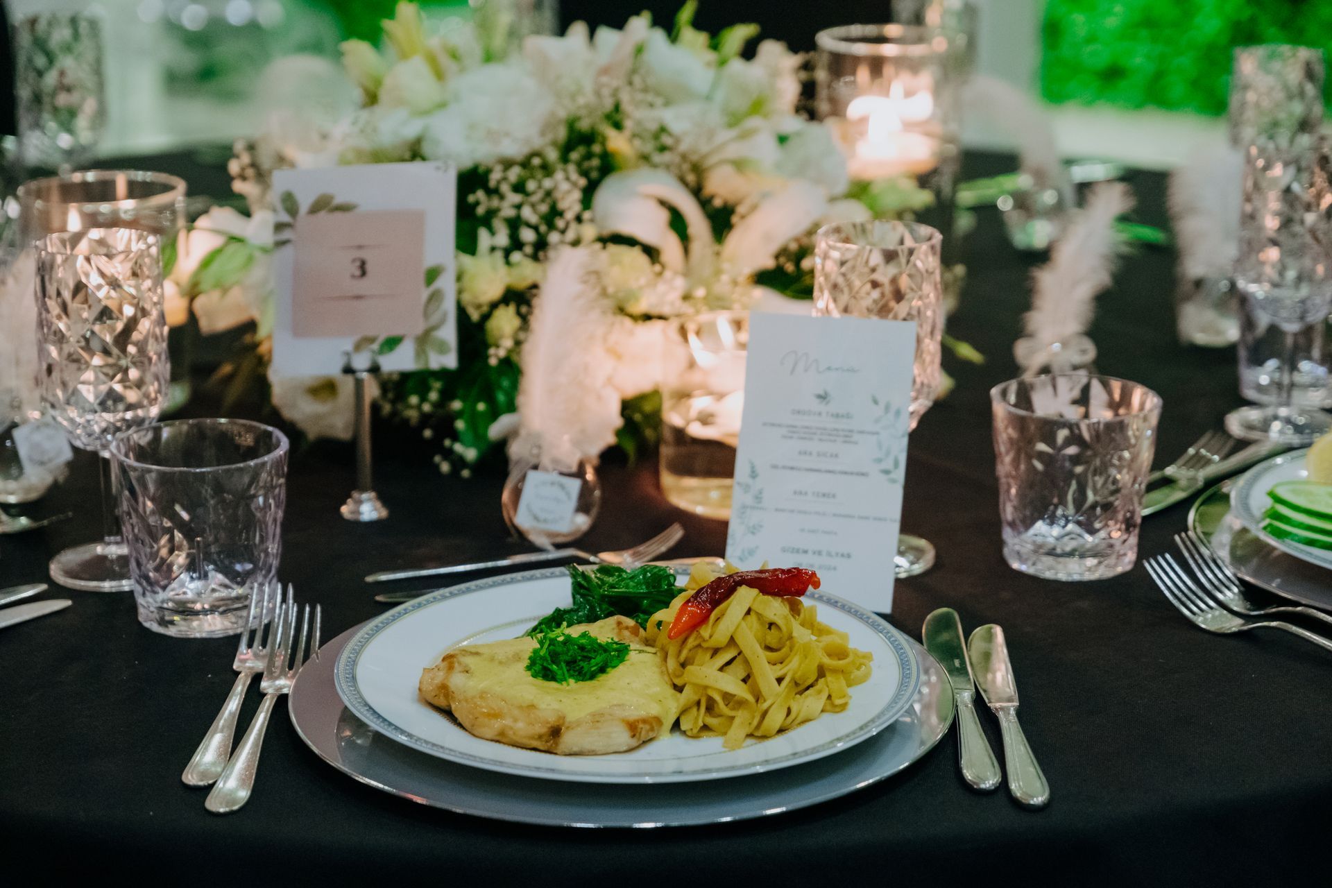Bir akşam yemeği partisi için hazırlanmış, üzerinde bir tabak yemek bulunan masa. | Aldino Hotel