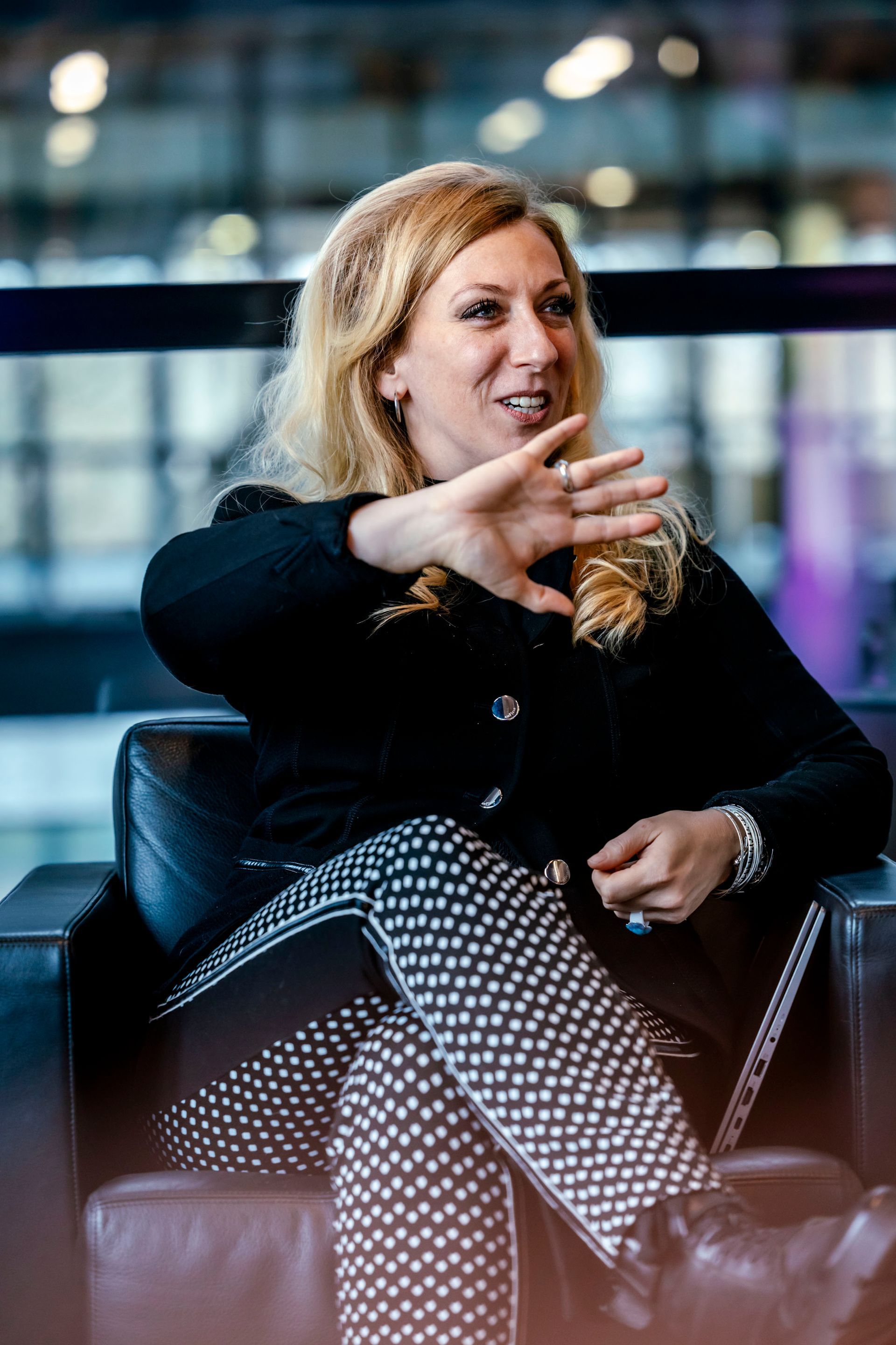 Ein Mann hält vor einer Gruppe von Leuten in einem Raum eine Präsentation.