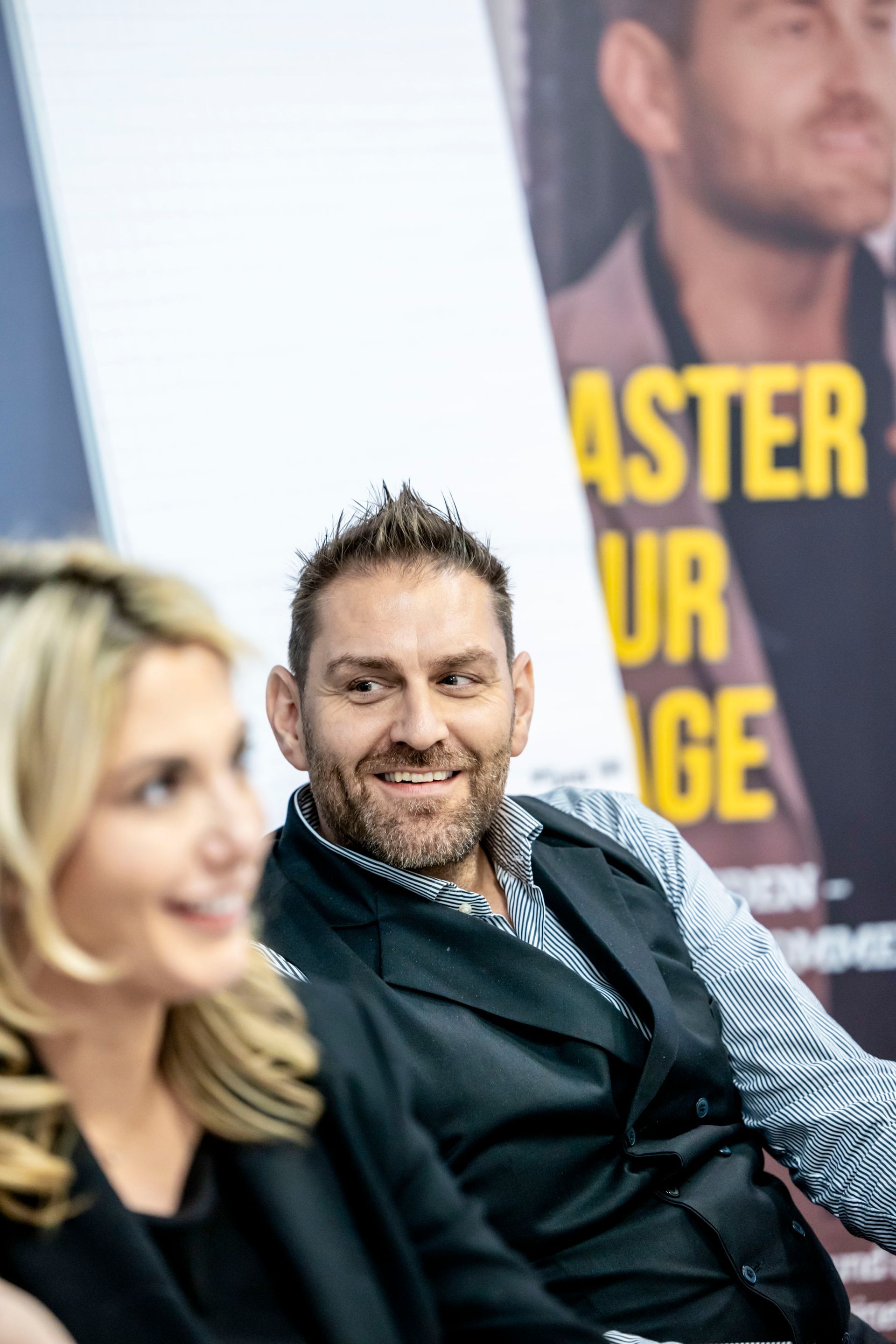 Ein Mann hält vor einer Gruppe von Leuten eine Präsentation.