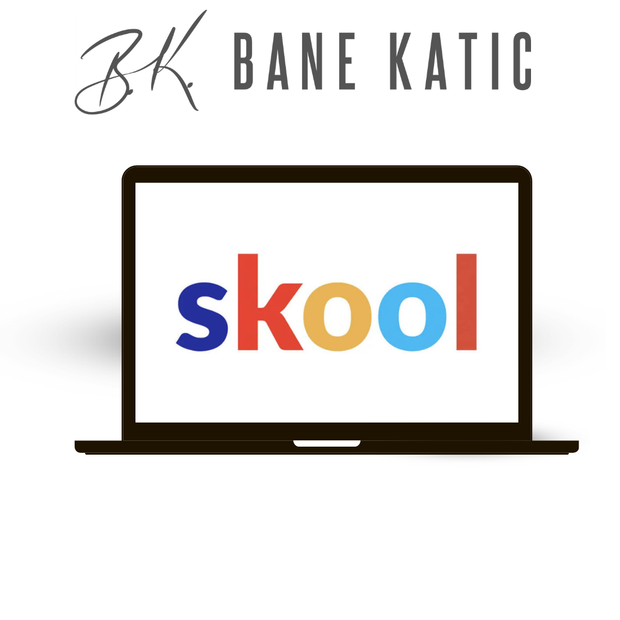 Ein Laptop mit dem Wort Skool auf dem Bildschirm