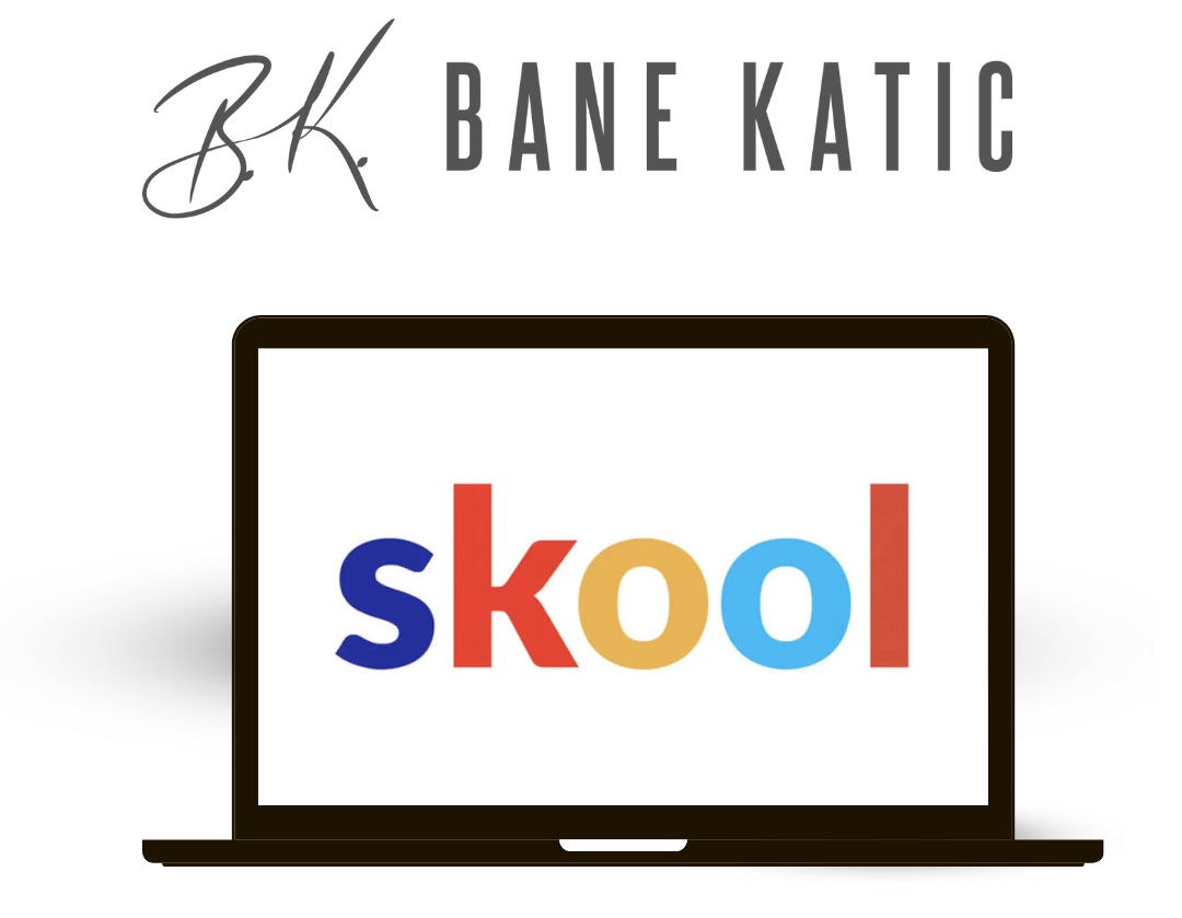 Ein Laptop mit dem Wort Skool auf dem Bildschirm