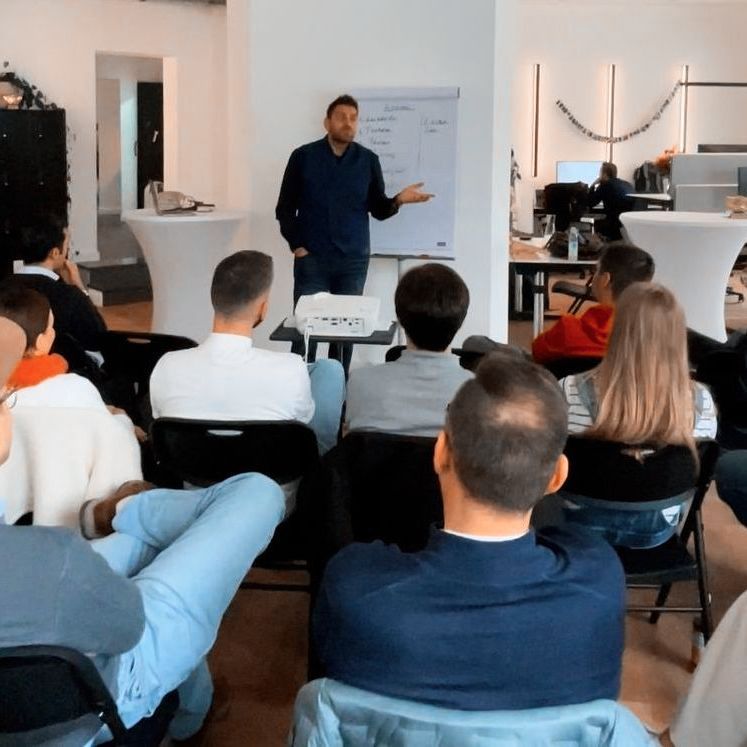 Public Speaking Coach Bane Katic hält eine Präsentation vor einer Gruppe von Menschen