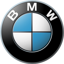 BMW-Logo: Schwarzer Kreis mit blauen und weißen Quadranten; „BMW“ in Weiß oben.