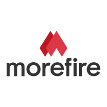 Rotes Feuersymbol über dem Wort „morefire“ in dunkelgrauen Buchstaben.