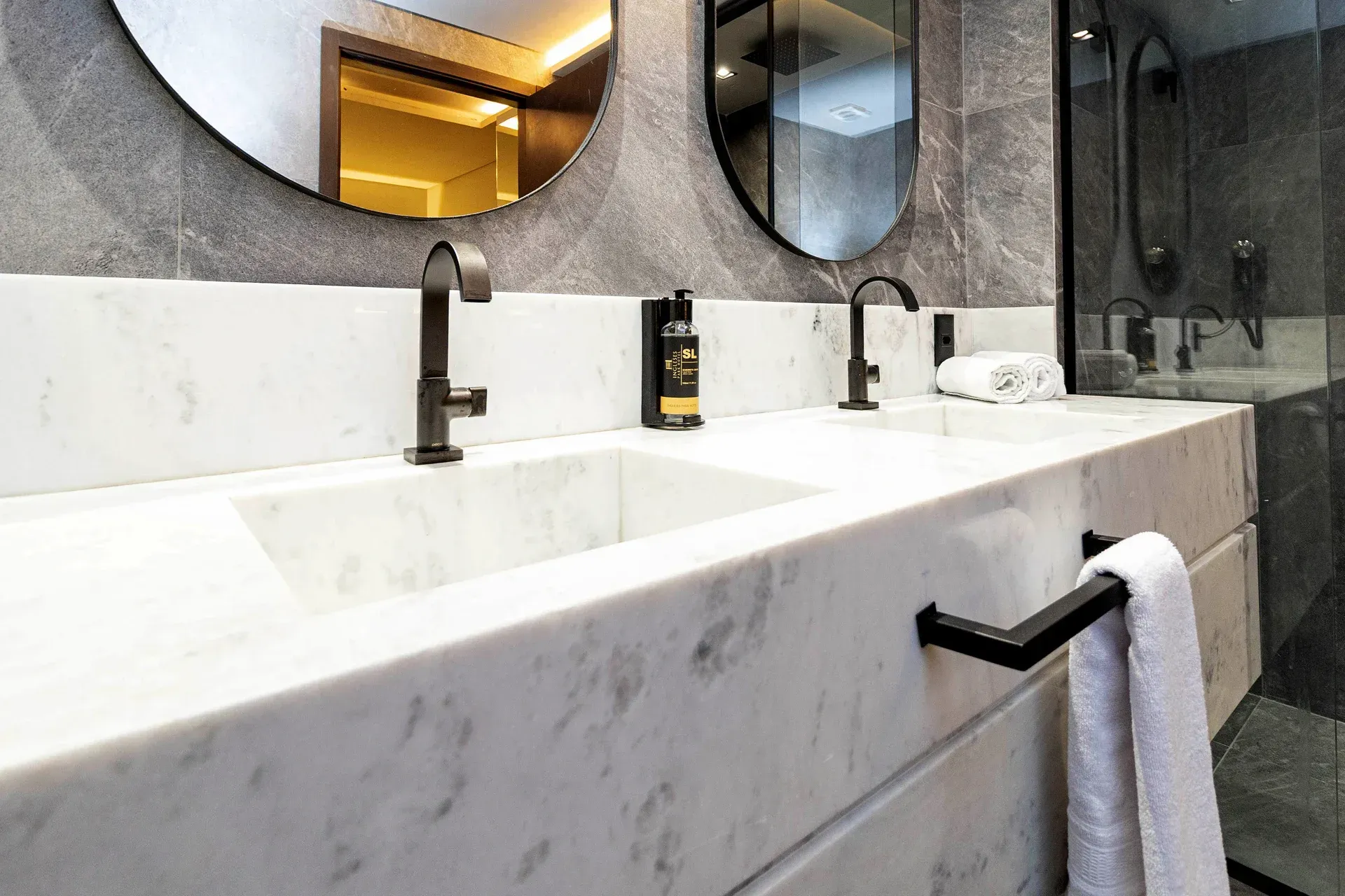 Um banheiro com duas pias e dois espelhos.