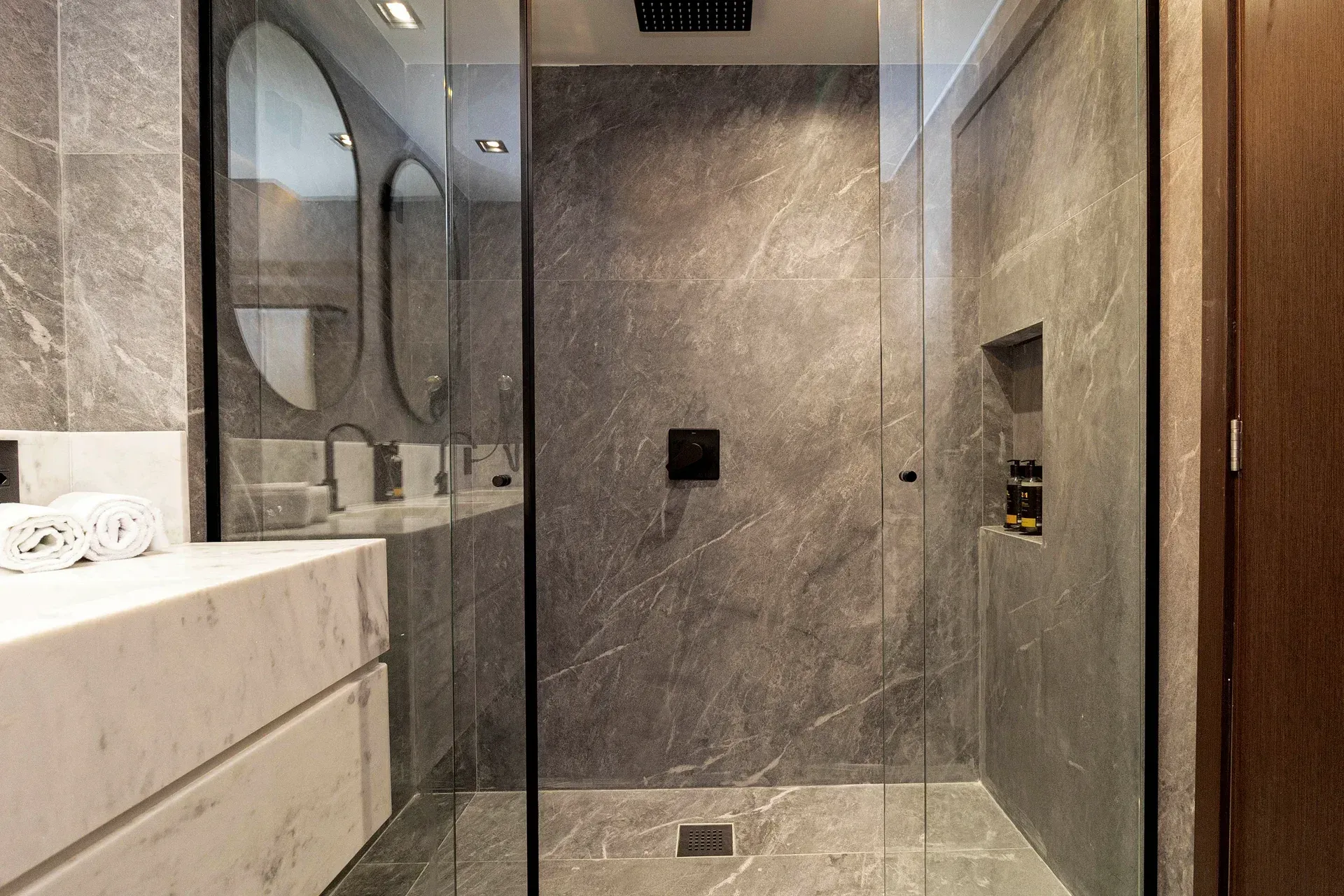 Um banheiro com chuveiro e pia.