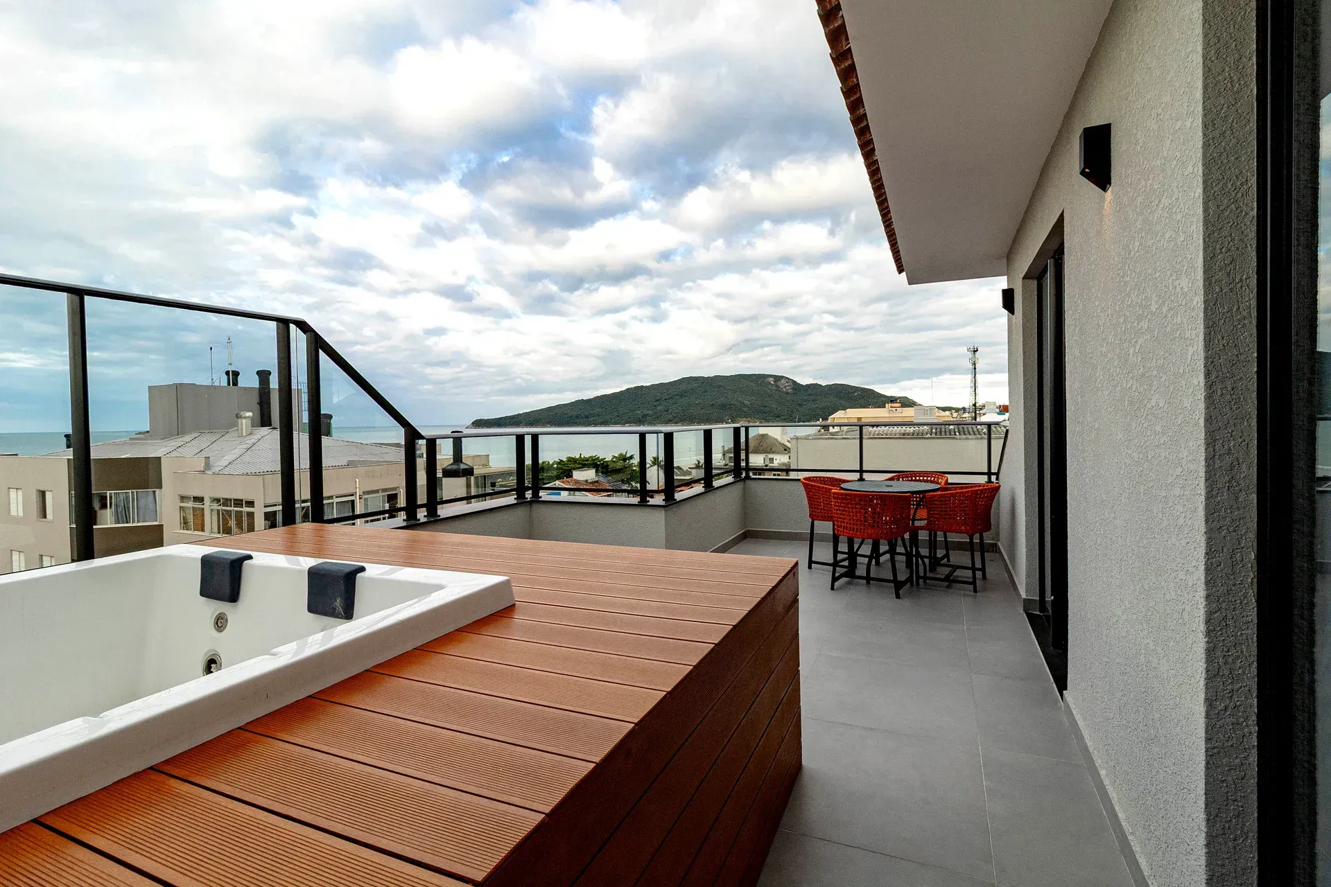Uma jacuzzi na varanda com vista para o oceano