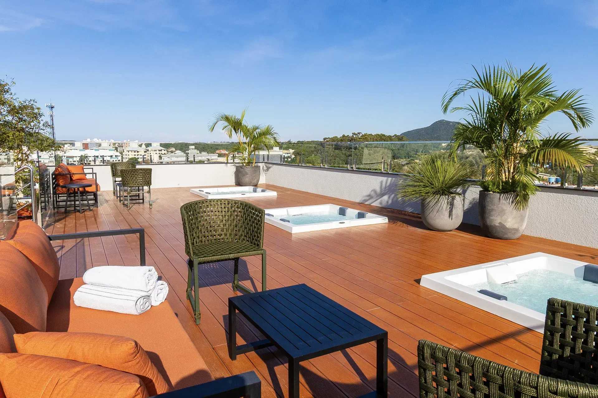 Há uma banheira de hidromassagem no telhado de um prédio.