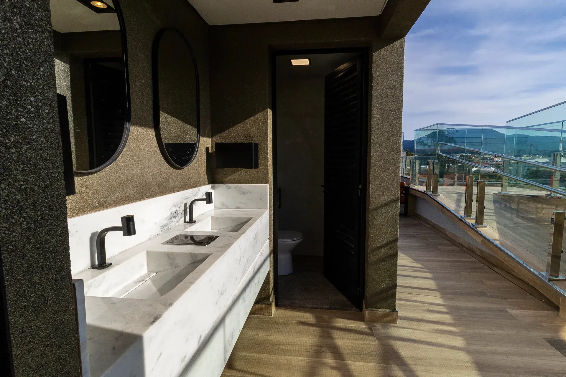 Um banheiro com duas pias e um vaso sanitário.