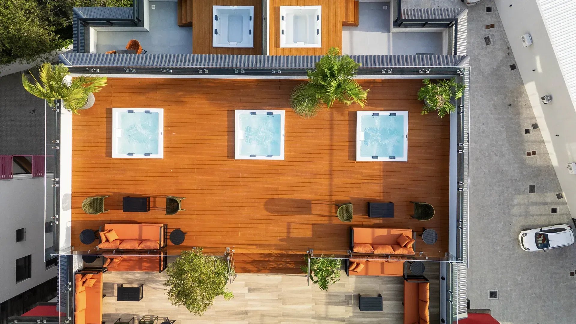 Uma vista aérea de um deck na cobertura com duas banheiras de hidromassagem
