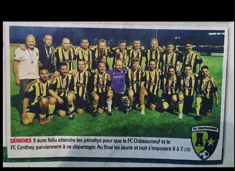 Un groupe de joueurs de football posant pour une photo sur un terrain