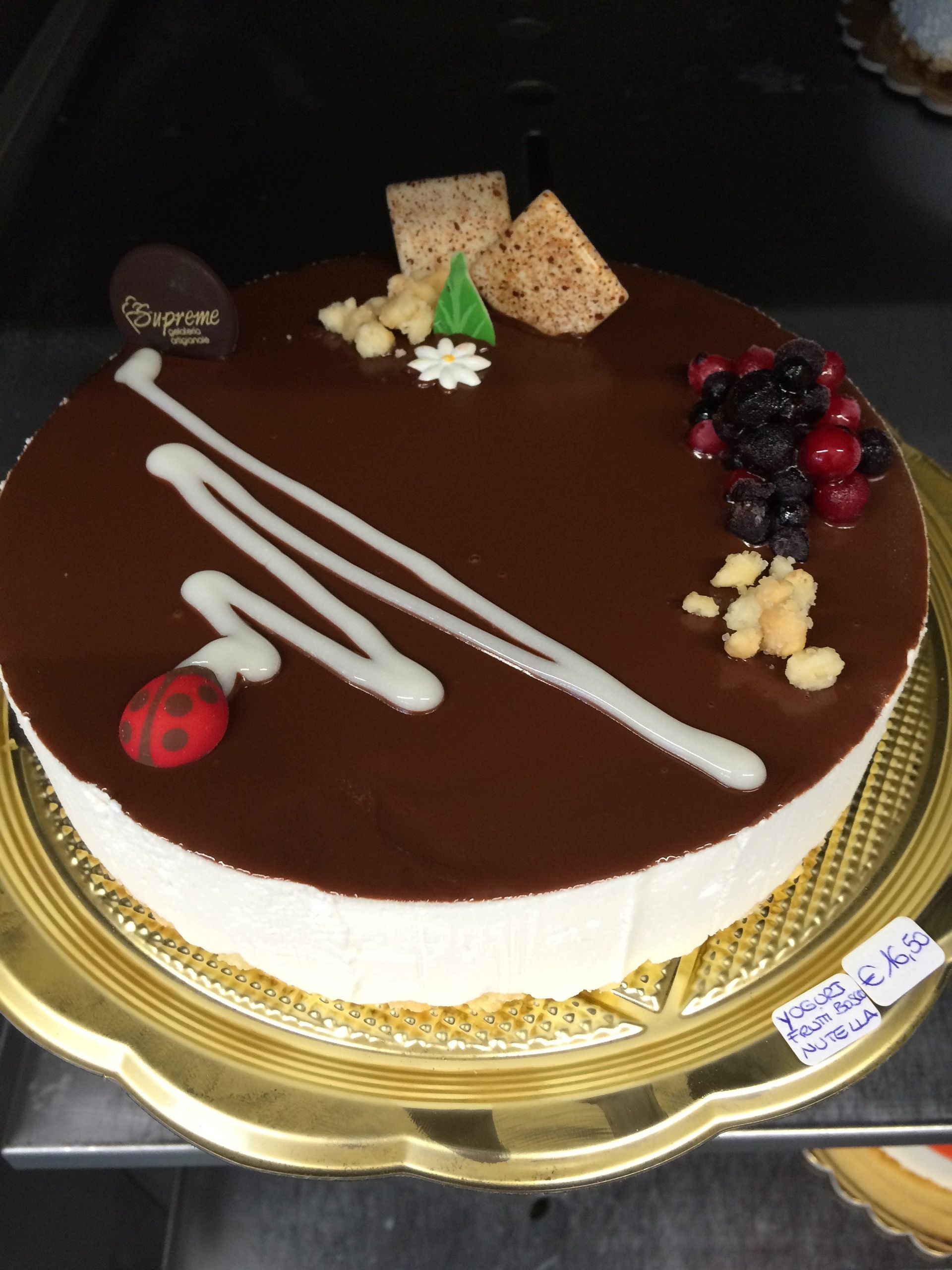 Torta al cioccolato e frutti rossi