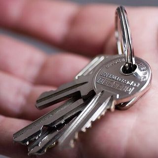 Hand holding keys - Locksmith Services in Brandenton FL
